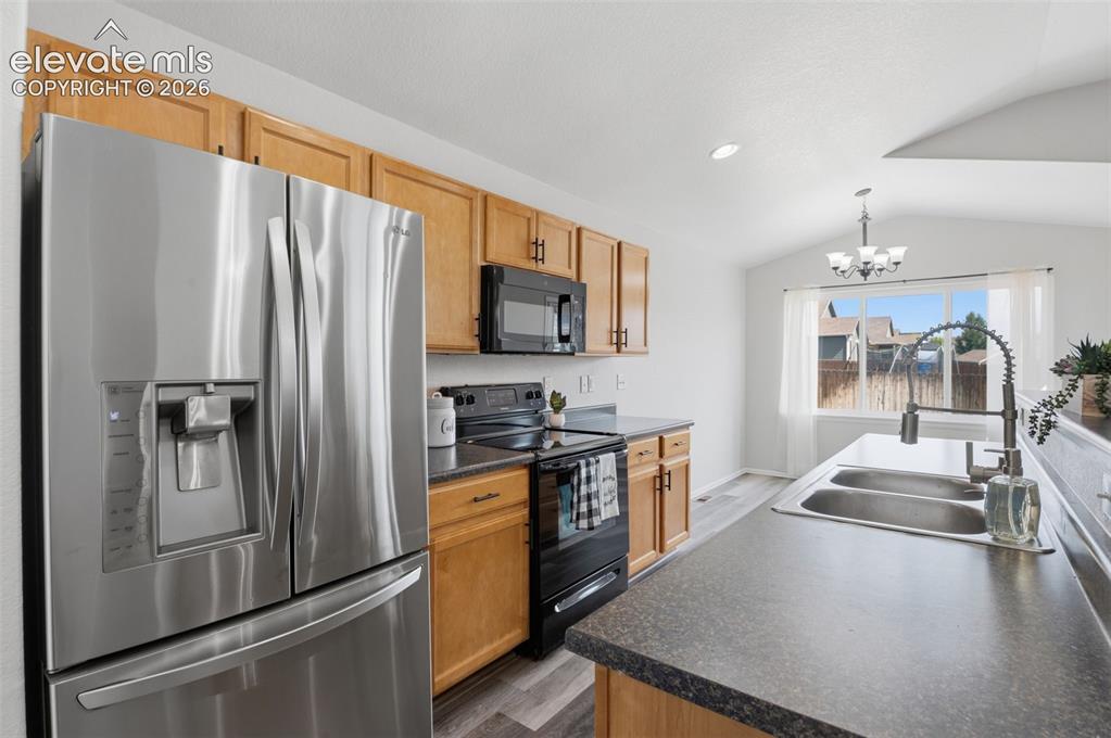 Image 12 of 50: Kitchen