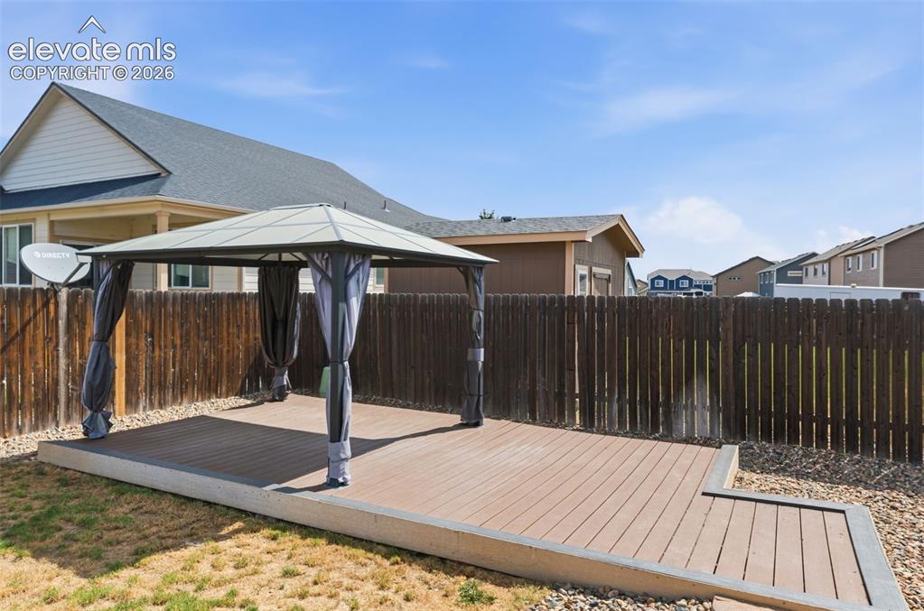 Image 48 of 50: Deck
