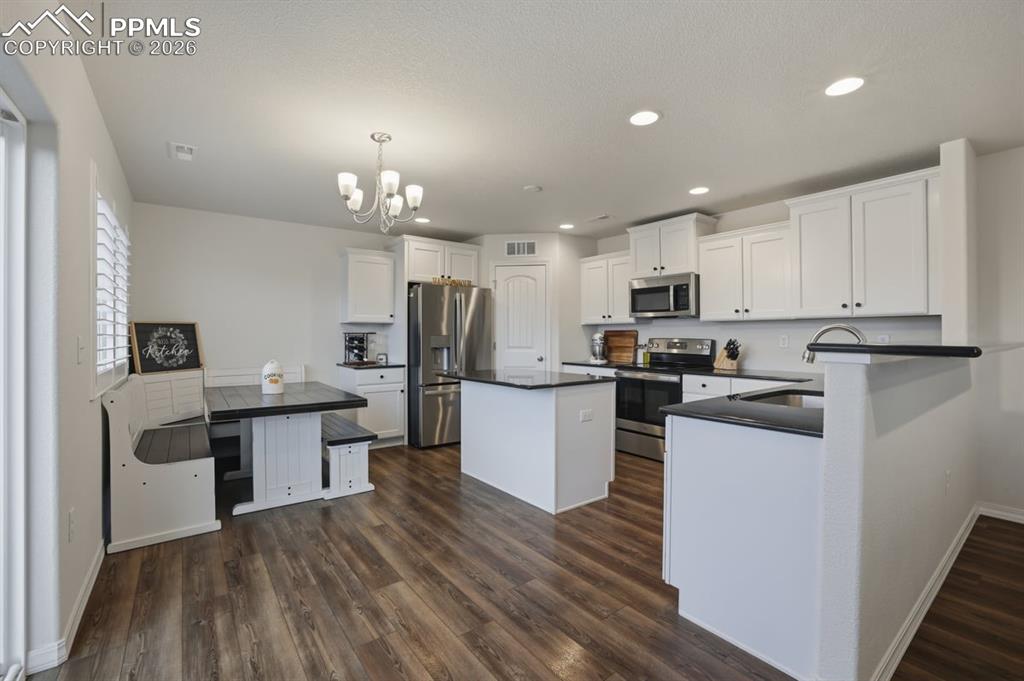 Image 17 of 38: beautiful eat-in kitchen