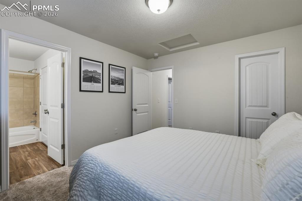 Image 29 of 38: has adjoining jack & jill bath and walk-in closet