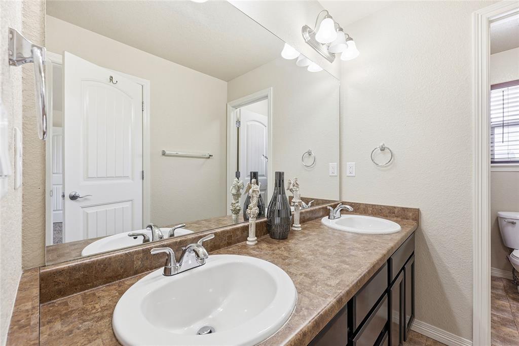 Image 8 of 21: Bathroom