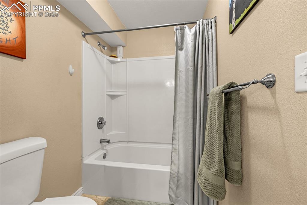 Image 29 of 42: Bathroom