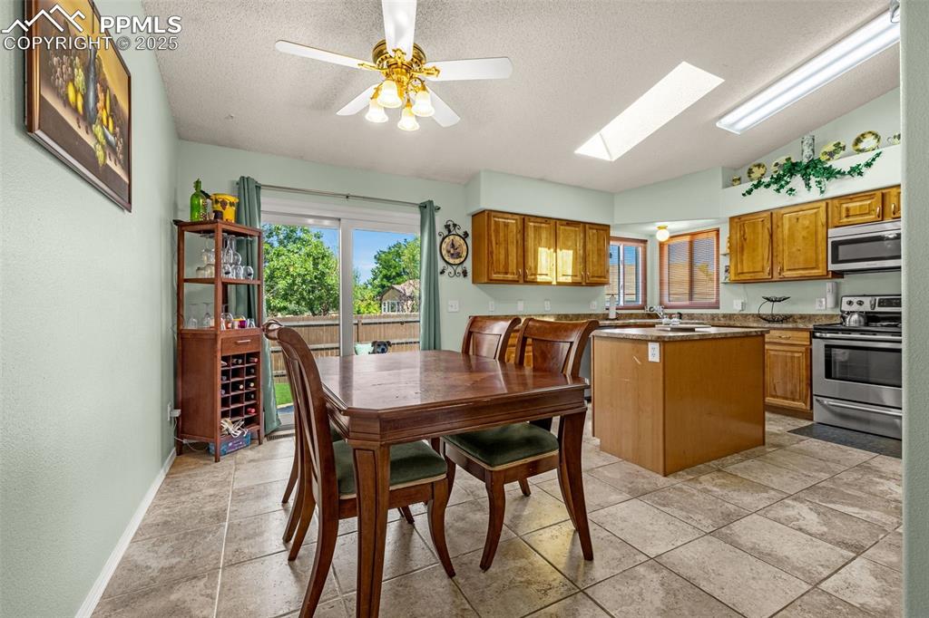 Image 7 of 42: Dining Area