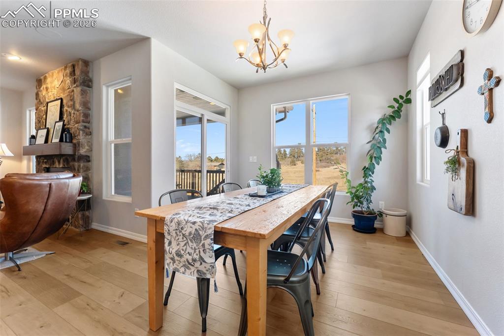 Image 10 of 50: Dining Area