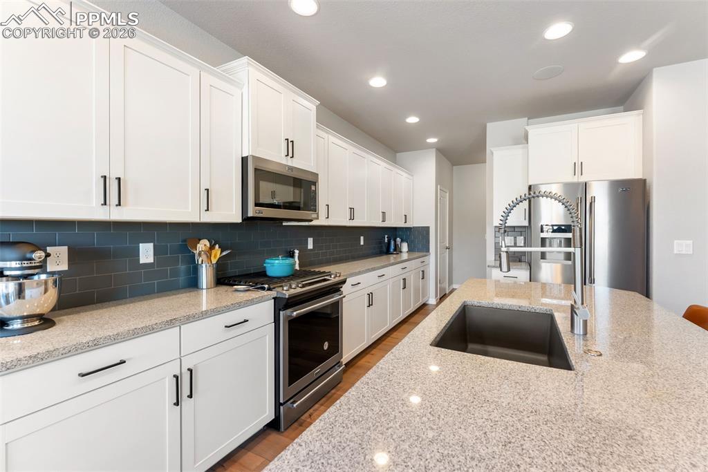 Image 14 of 50: Kitchen