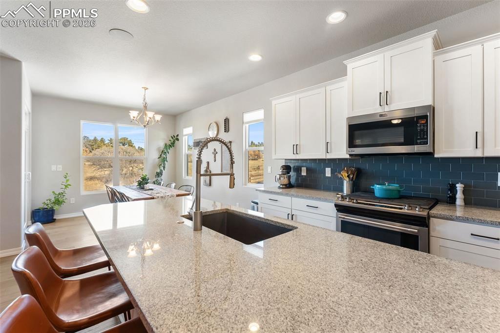 Image 16 of 50: Kitchen