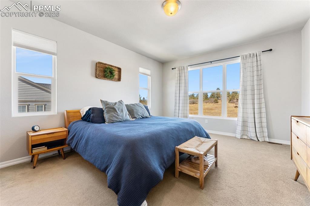 Image 19 of 50: Bedroom