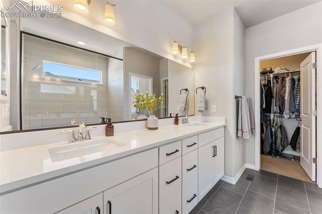 Image 21 of 50: Bathroom