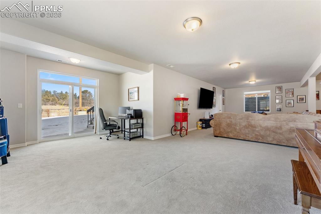 Image 31 of 50: Living Room