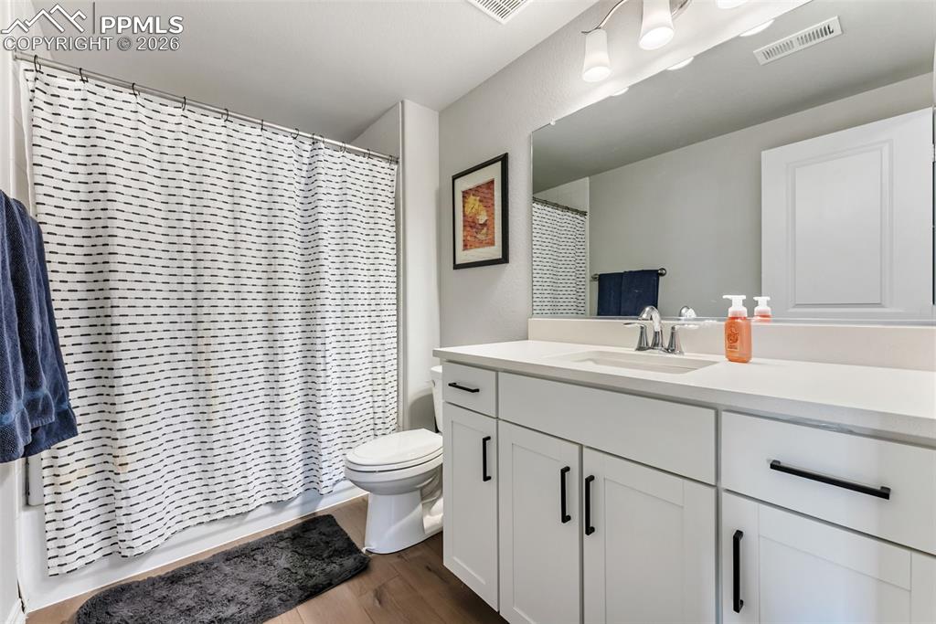 Image 33 of 50: Bathroom