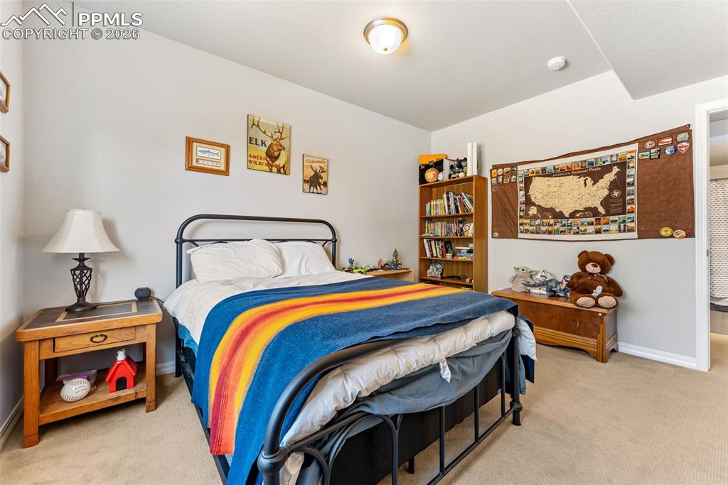 Image 35 of 50: Bedroom