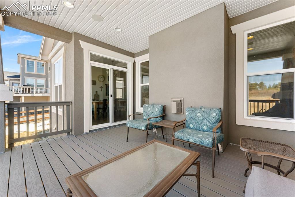 Image 40 of 50: Deck