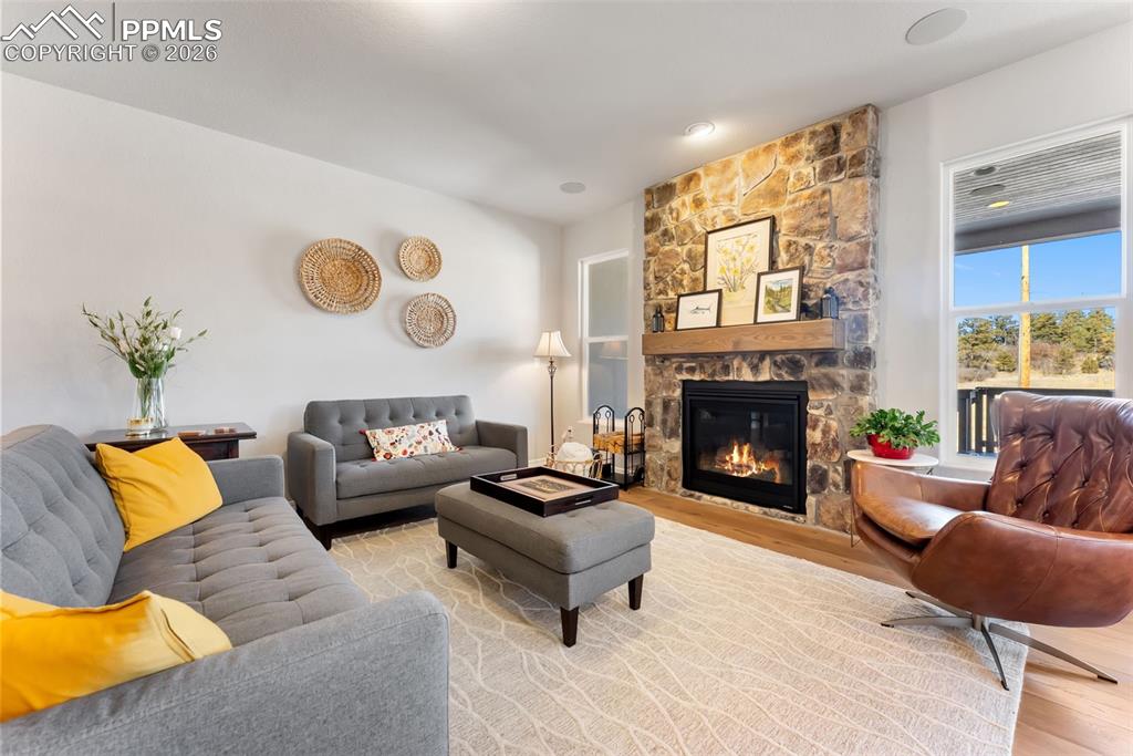 Image 5 of 50: Living Room