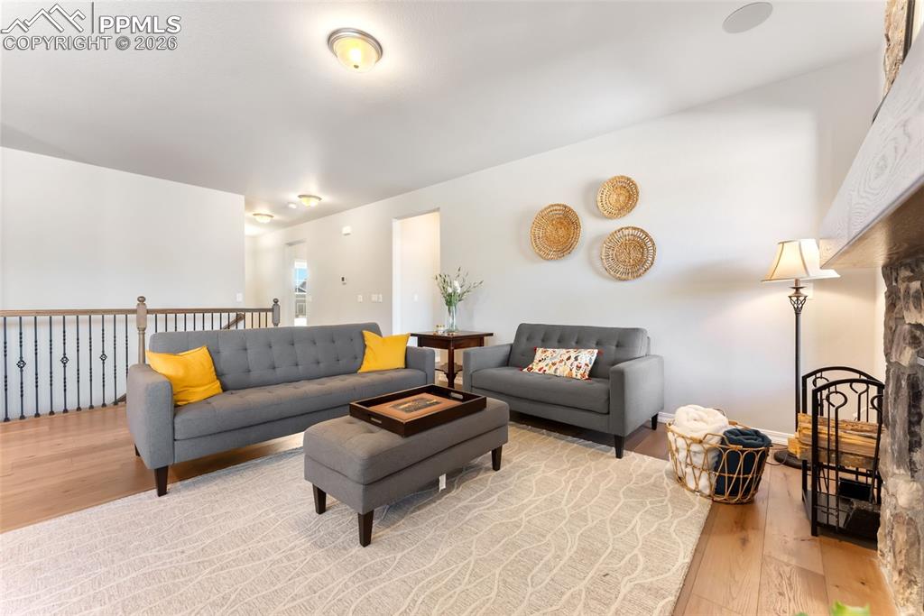 Image 6 of 50: Living Room