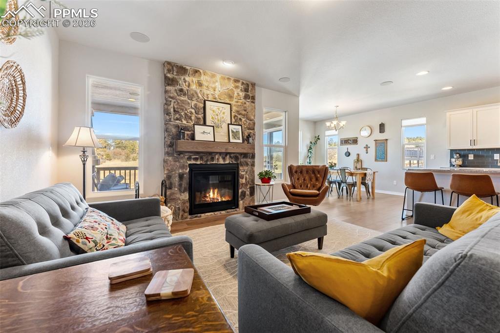 Image 7 of 50: Living Room