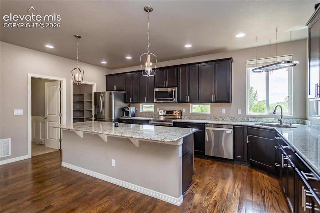 Image 12 of 45: Gourmet Kitchen