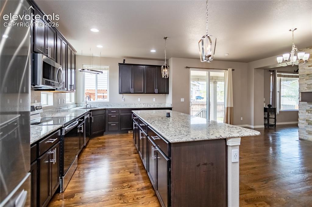 Image 14 of 45: Gourmet Kitchen