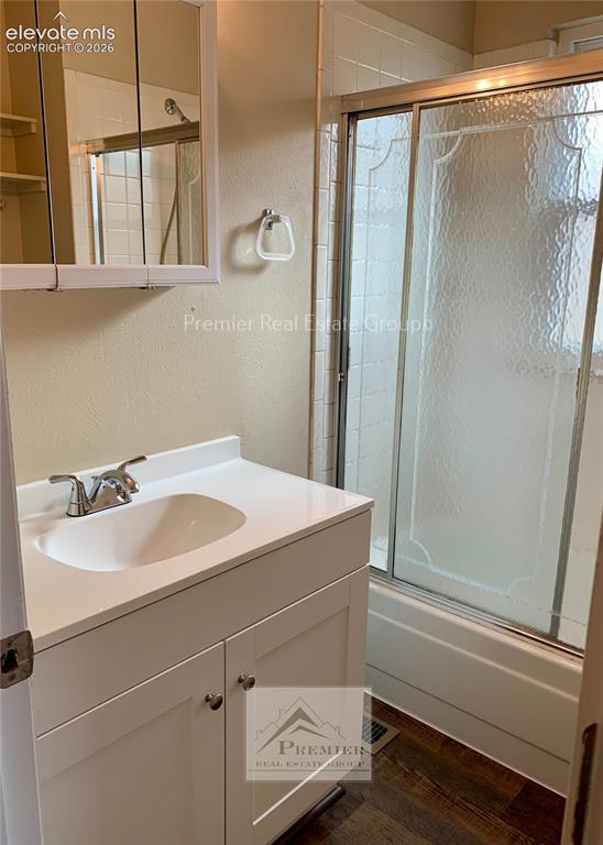 Image 13 of 15: Bathroom