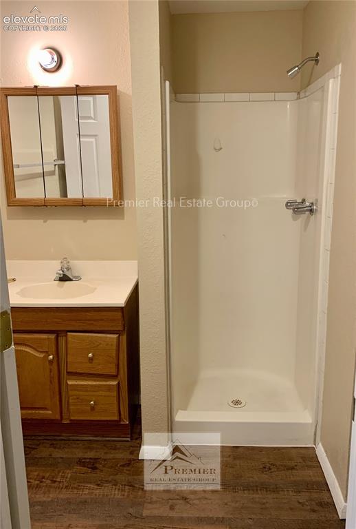 Image 14 of 15: Bathroom