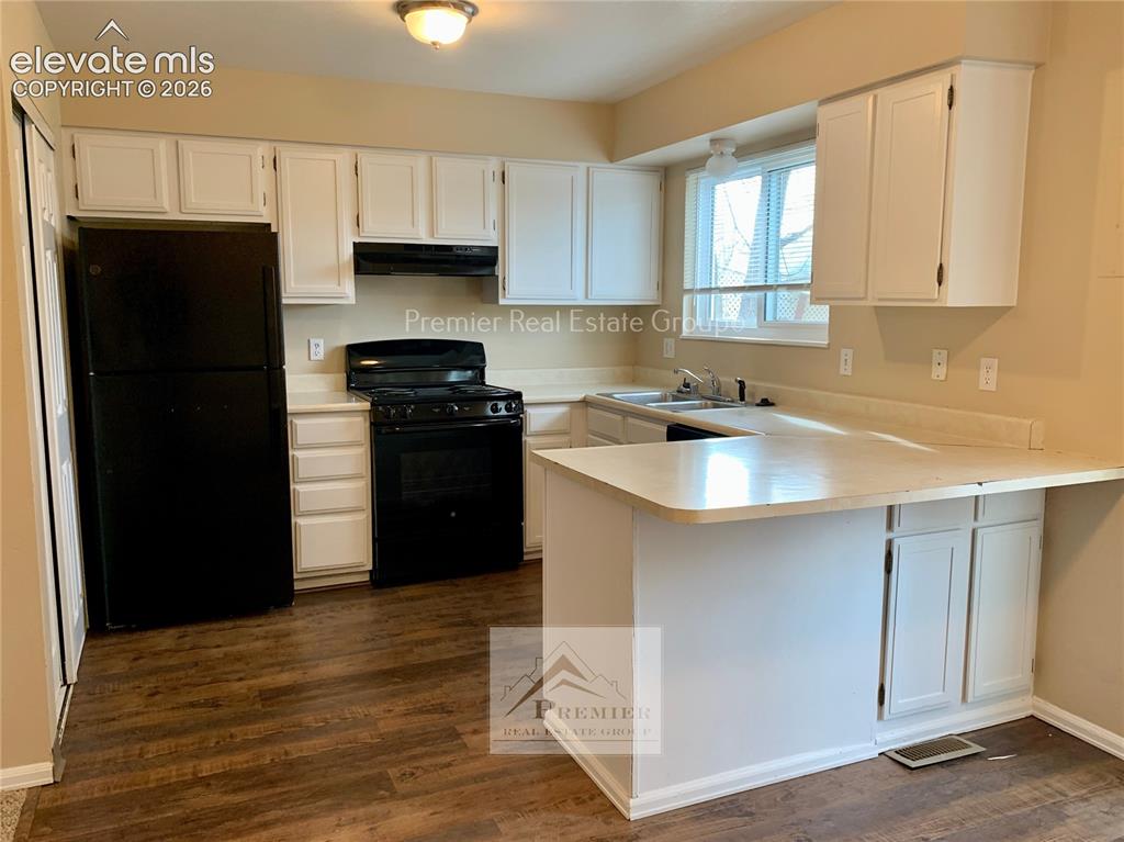 Image 4 of 15: Kitchen