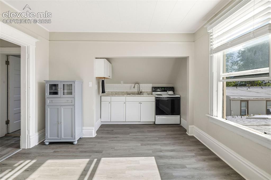 Image 10 of 50: Kitchen