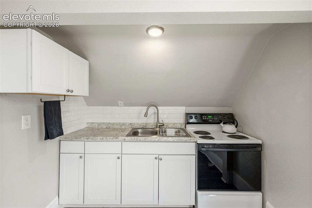 Image 12 of 50: Kitchen