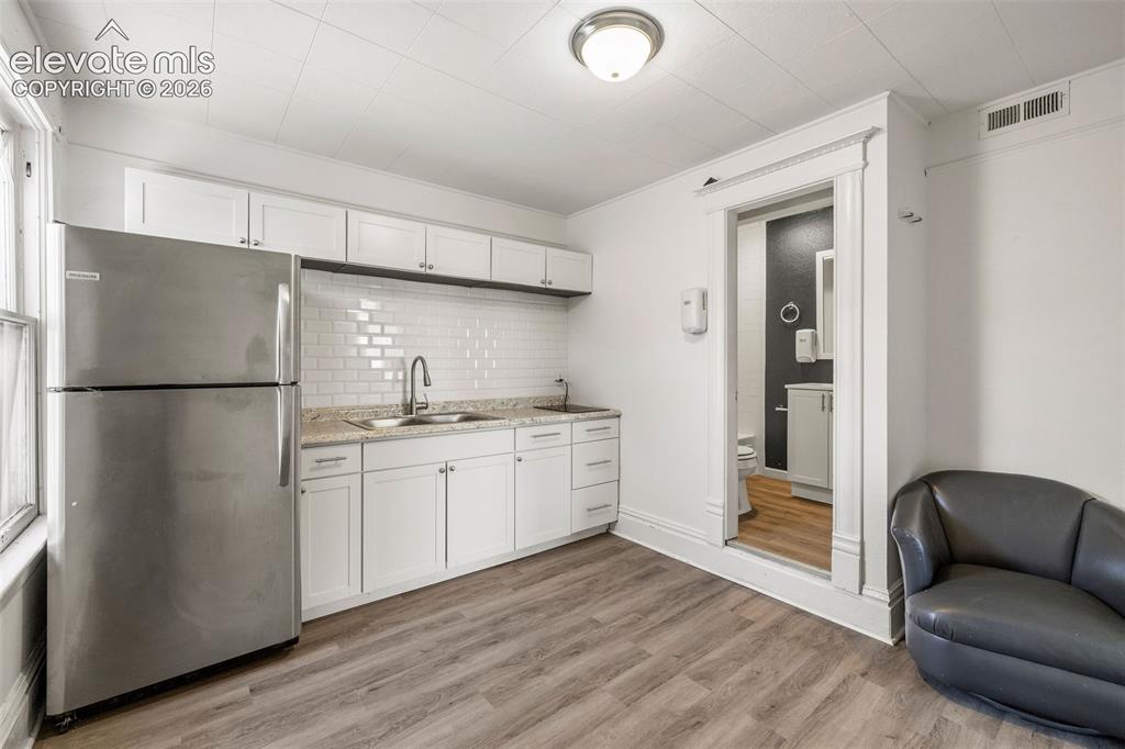 Image 16 of 50: Kitchen