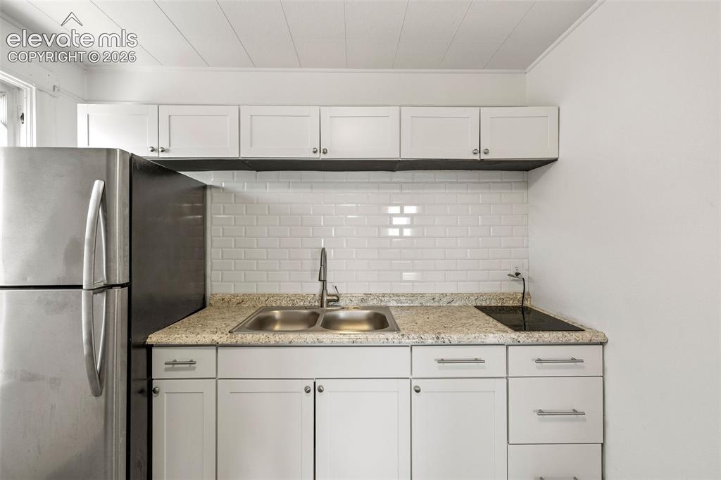Image 17 of 50: Kitchen