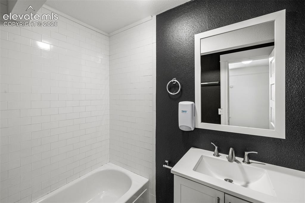 Image 18 of 50: Bathroom