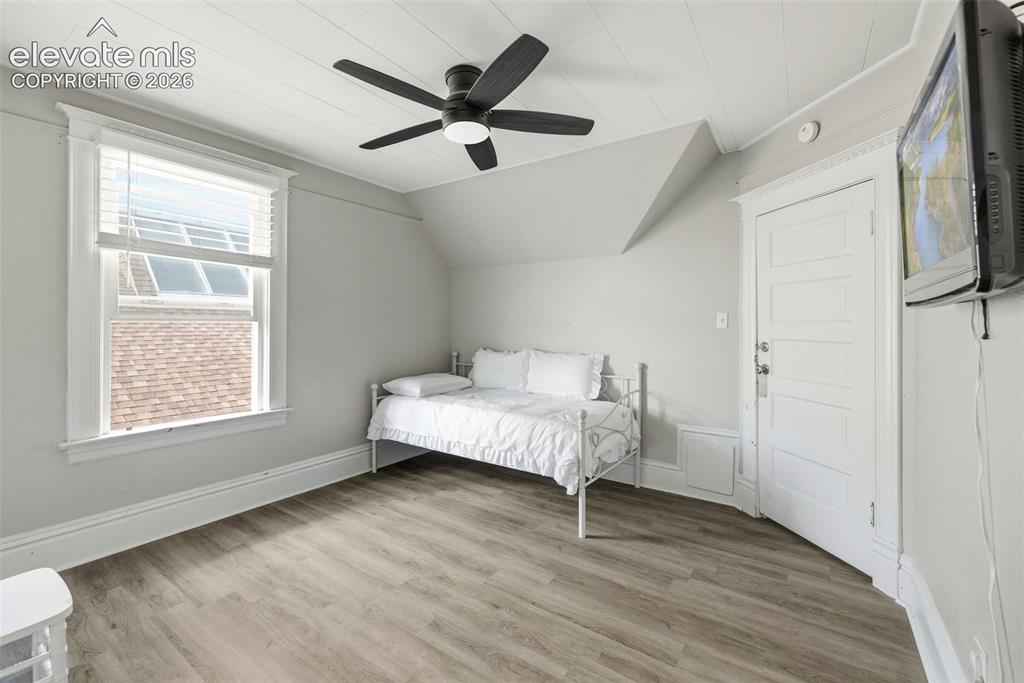 Image 6 of 50: Bedroom