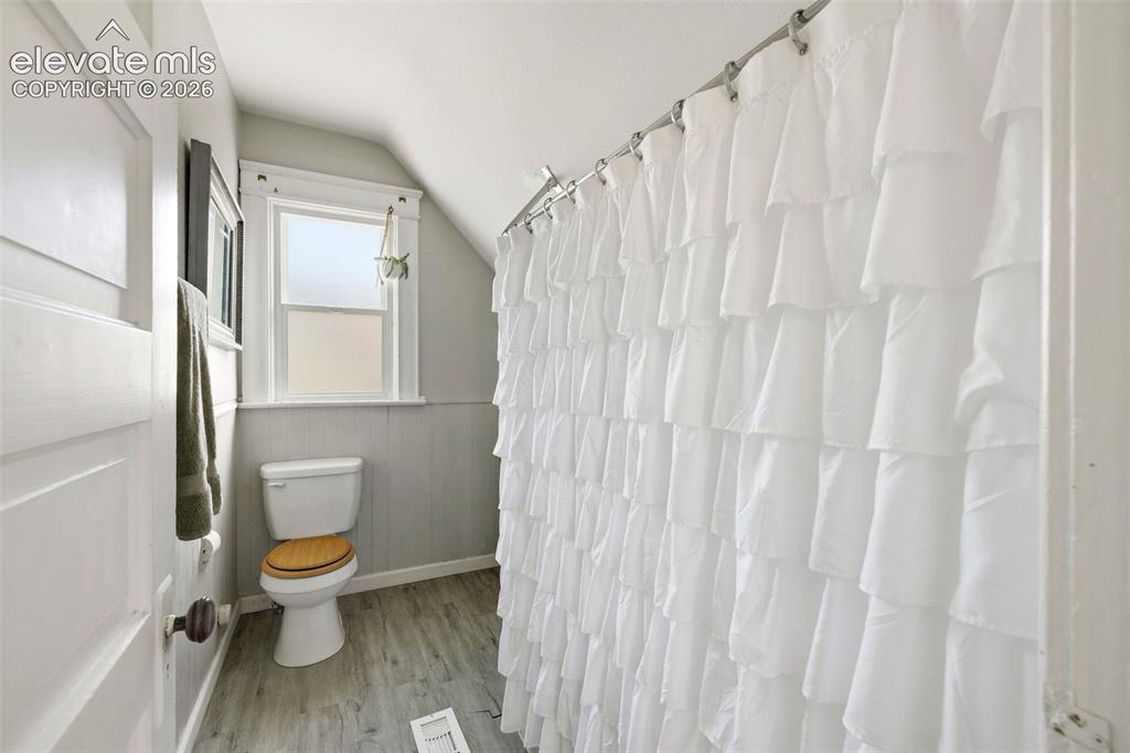 Image 8 of 50: Bathroom