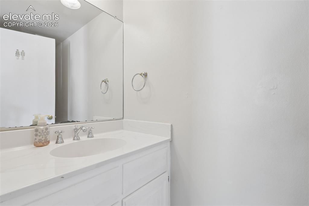 Image 23 of 28: Bathroom