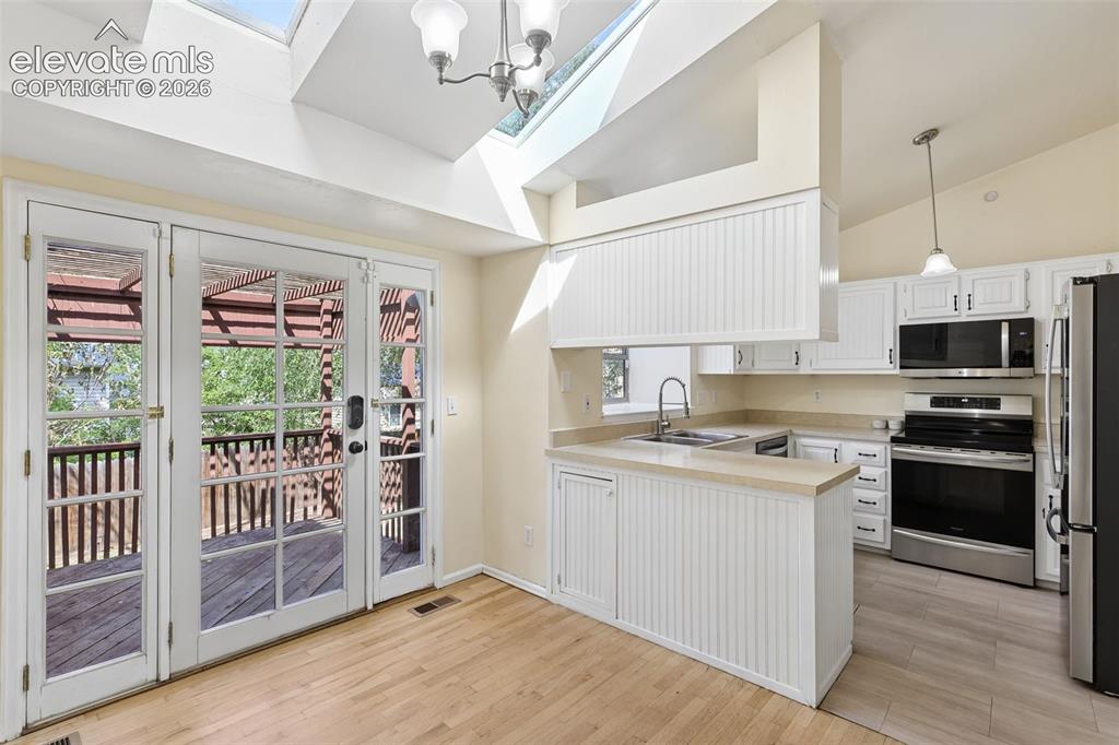 Image 6 of 28: Kitchen