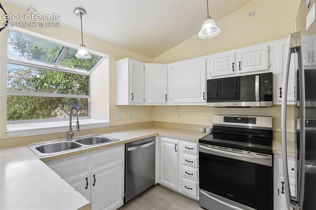Image 8 of 28: Kitchen