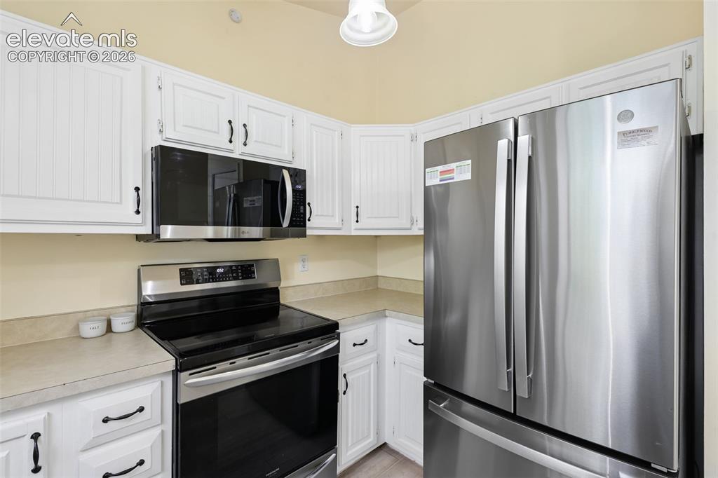Image 9 of 28: Kitchen