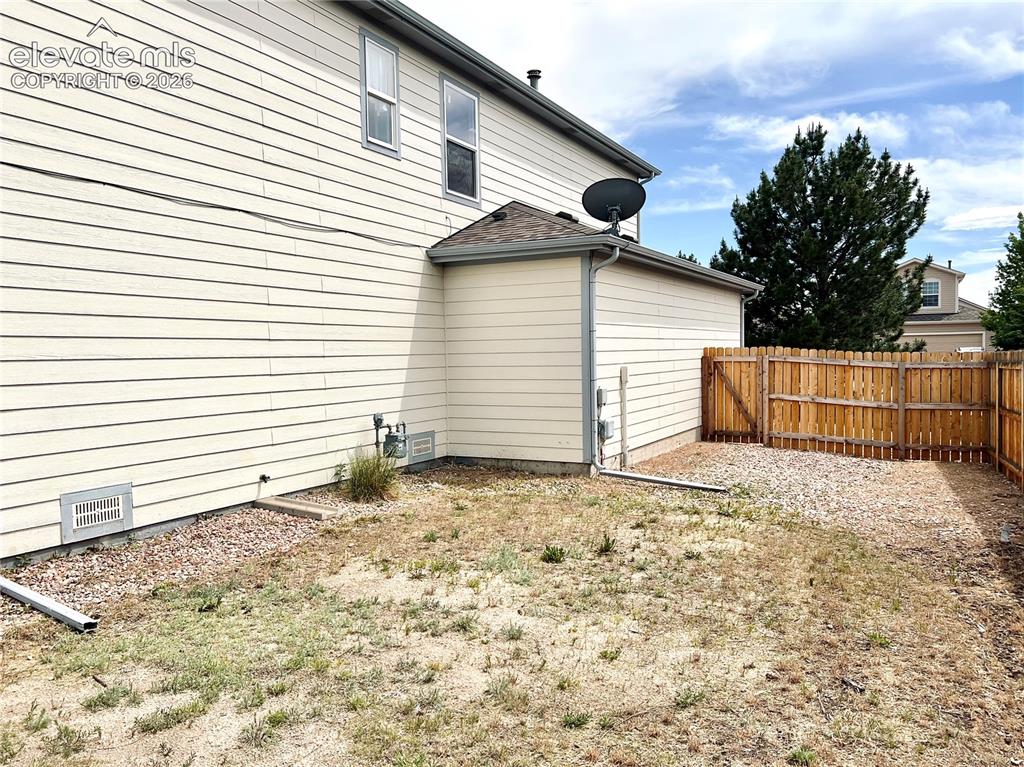 Image 24 of 29: Large and spacious back yard with endless potential!