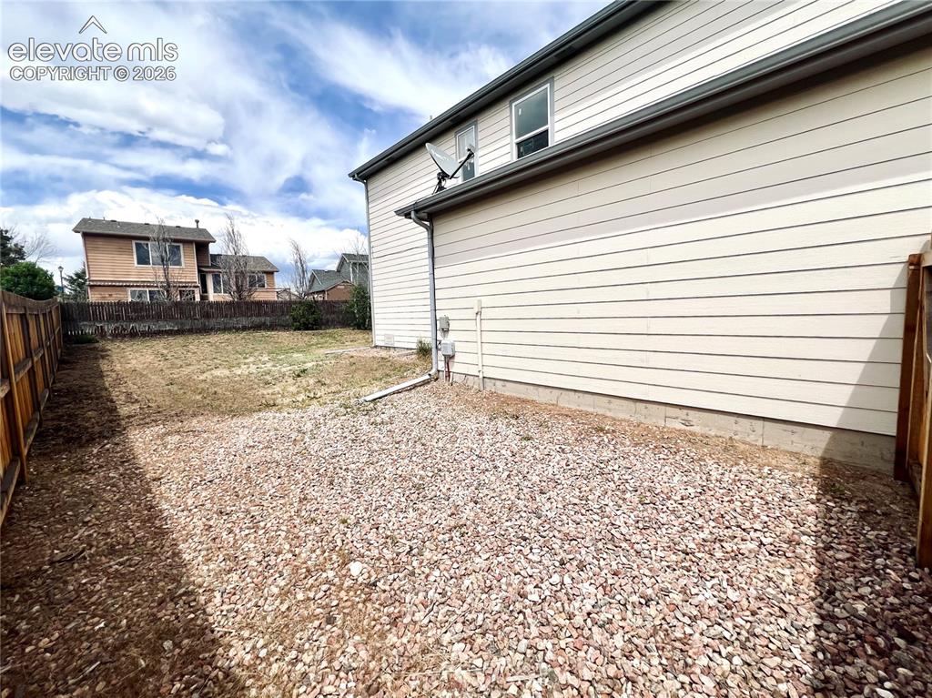 Image 25 of 29: Side Yard