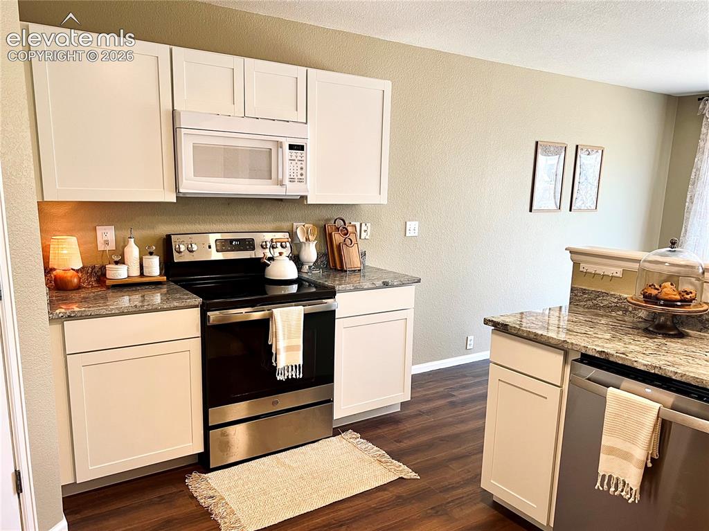 Image 5 of 29: New flooring + carpets throughout!