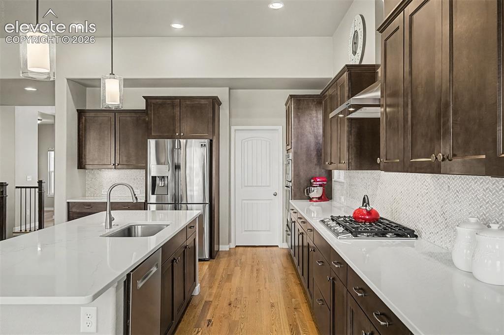 Image 21 of 46: Kitchen