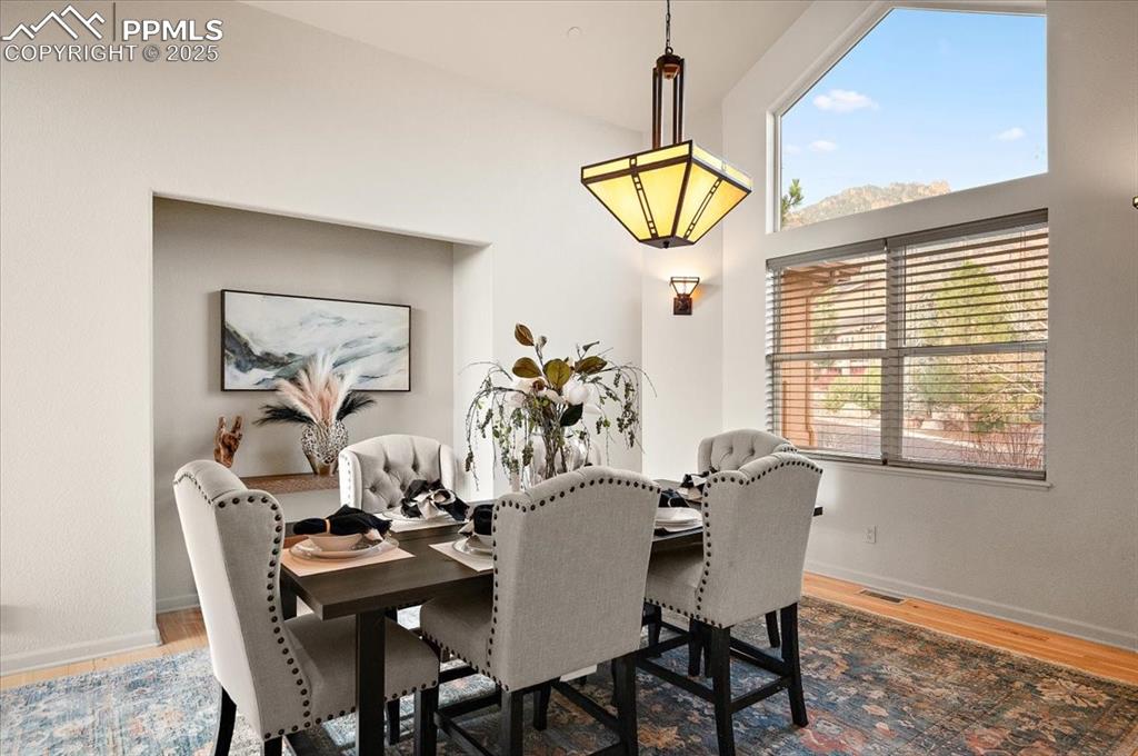 Image 10 of 49: Dining Area