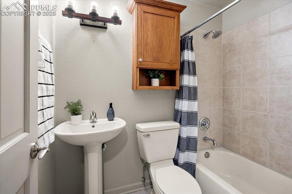 Image 35 of 49: Bathroom