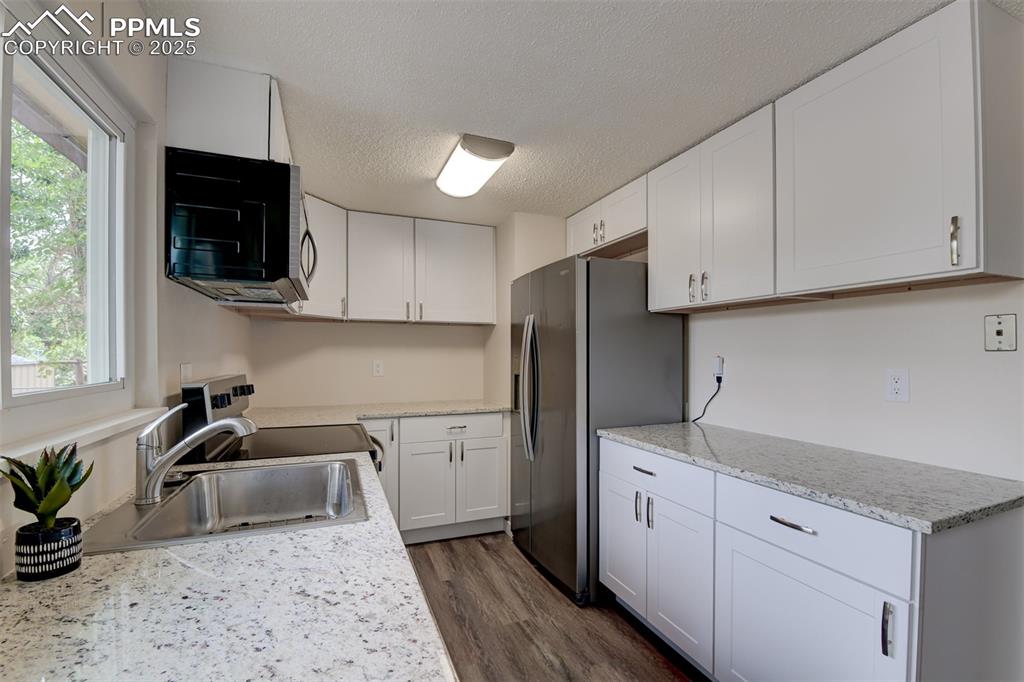 Image 11 of 22: Kitchen