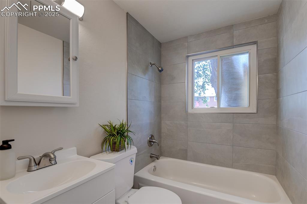 Image 15 of 22: Bathroom