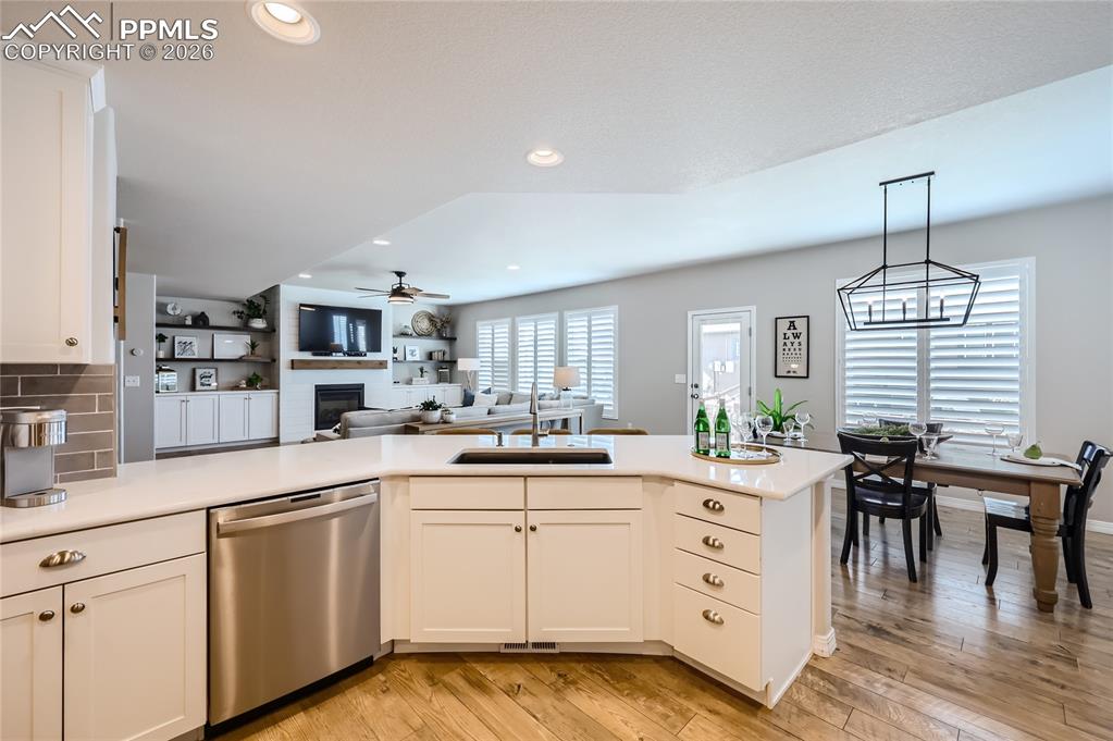 Image 14 of 50: Kitchen