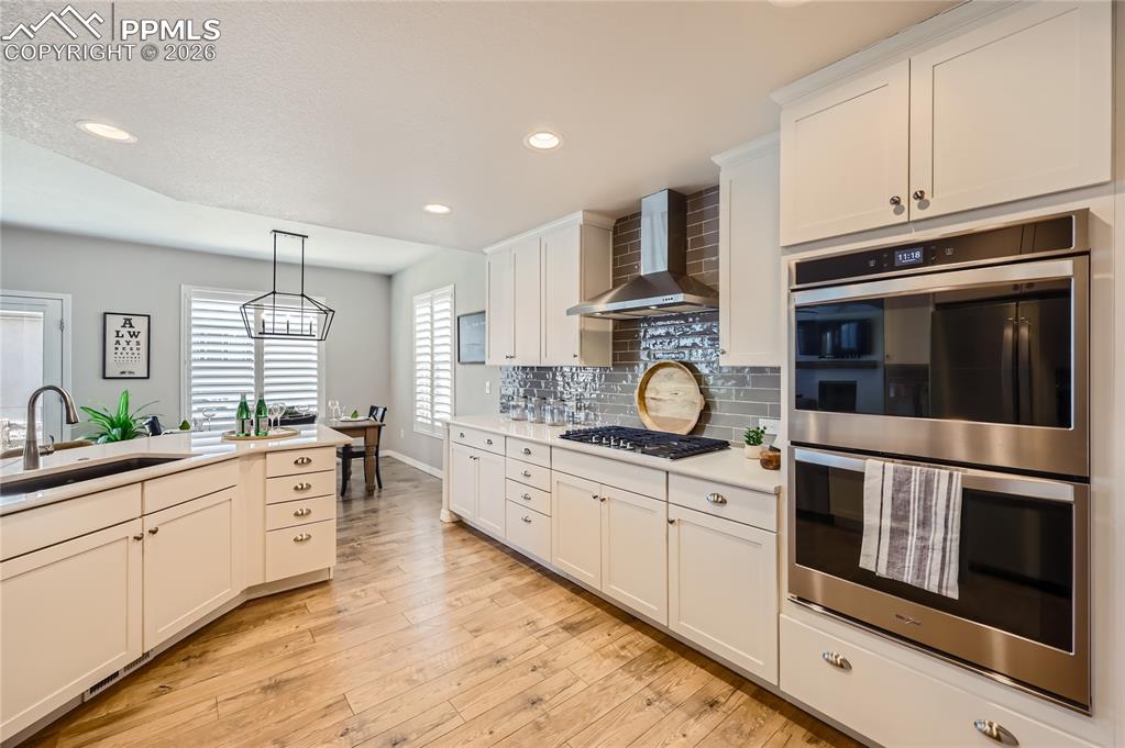 Image 15 of 50: Kitchen