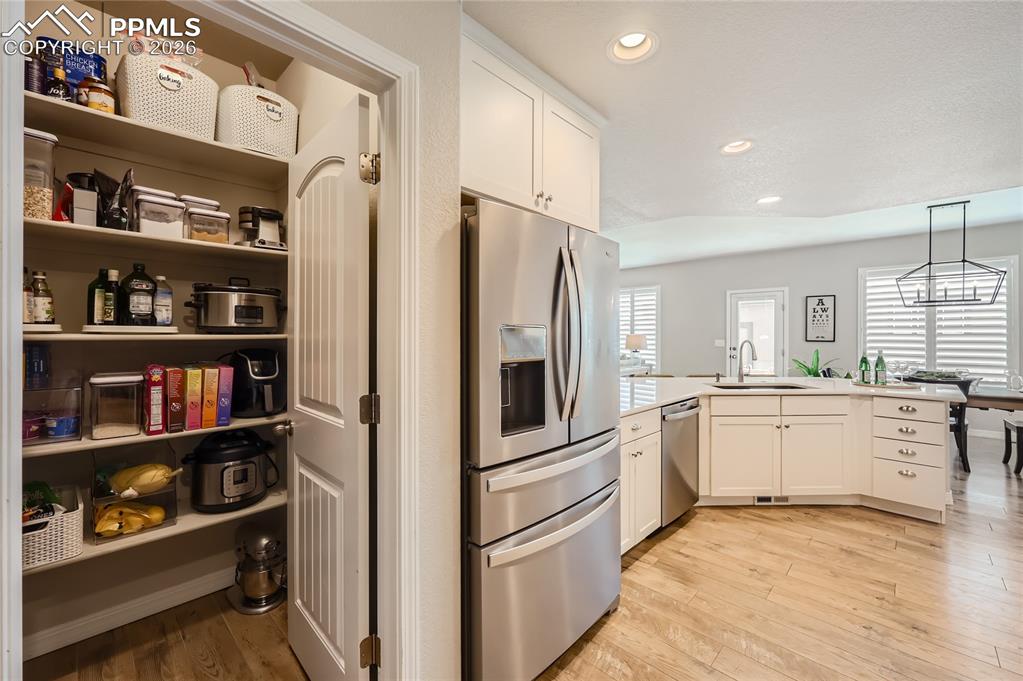 Image 17 of 50: Kitchen