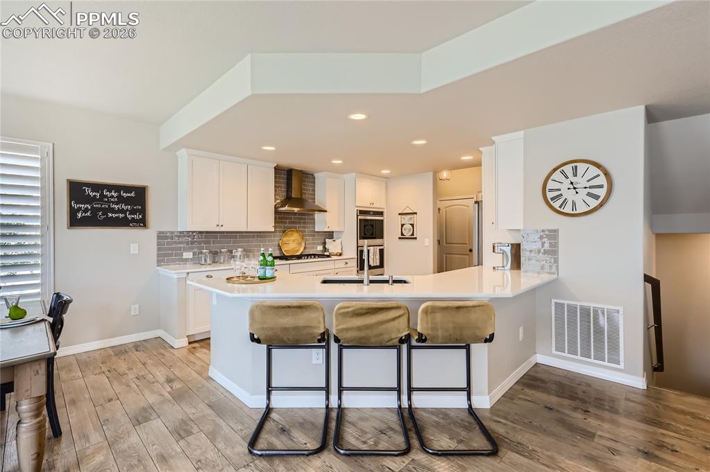 Image 18 of 50: Kitchen