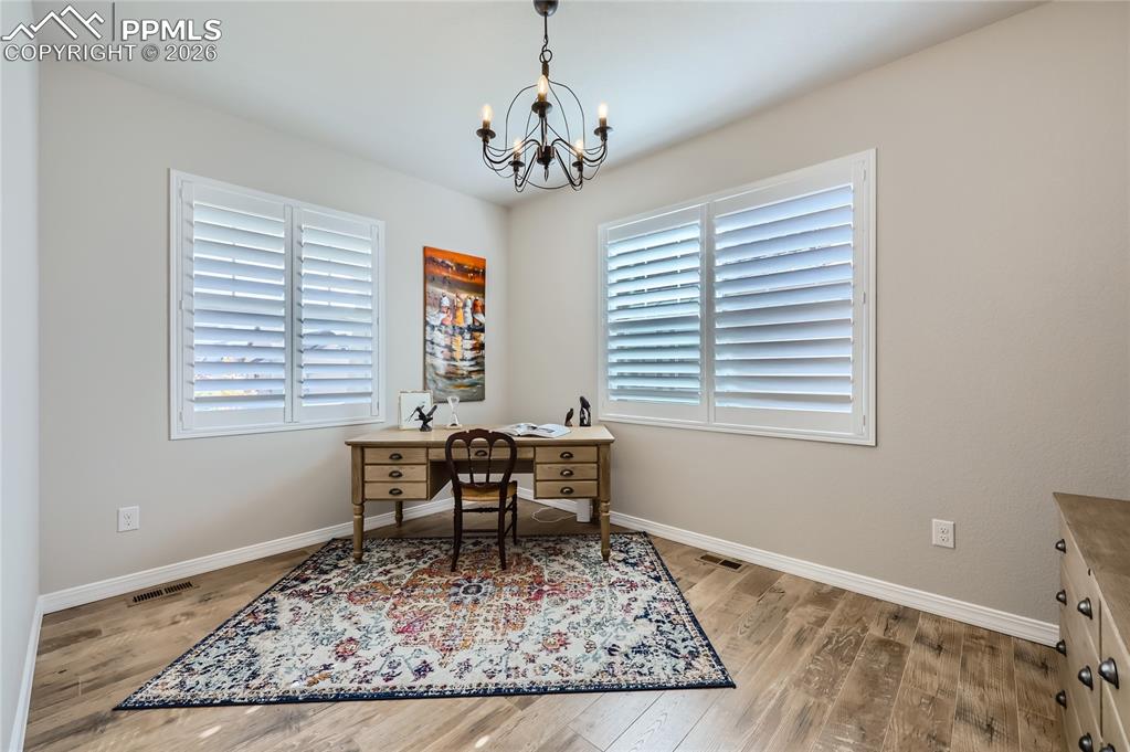 Image 19 of 50: Office