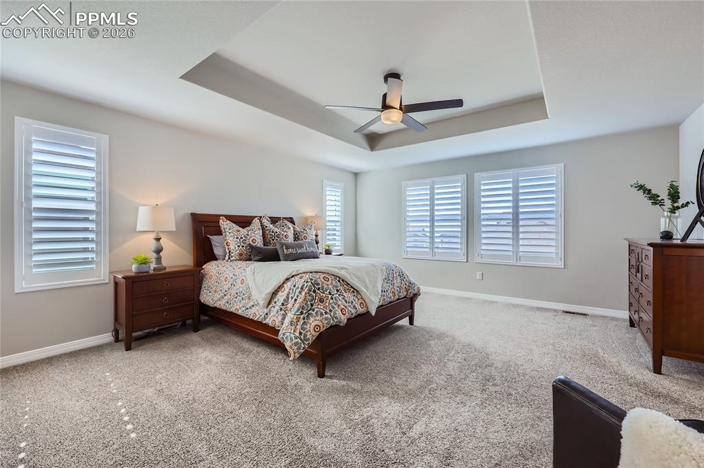 Image 21 of 50: Bedroom