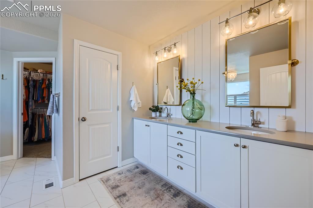 Image 25 of 50: Bathroom